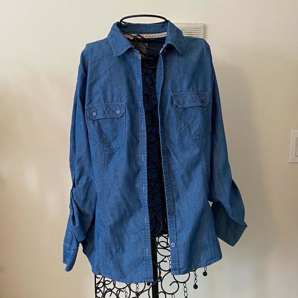 GUESS BRAND CHAMBRAY BUTTON UP